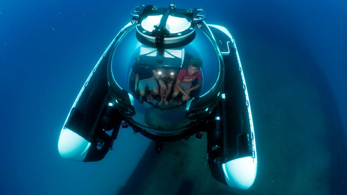 Guests obtaining their submersible pilot license in Curaçao