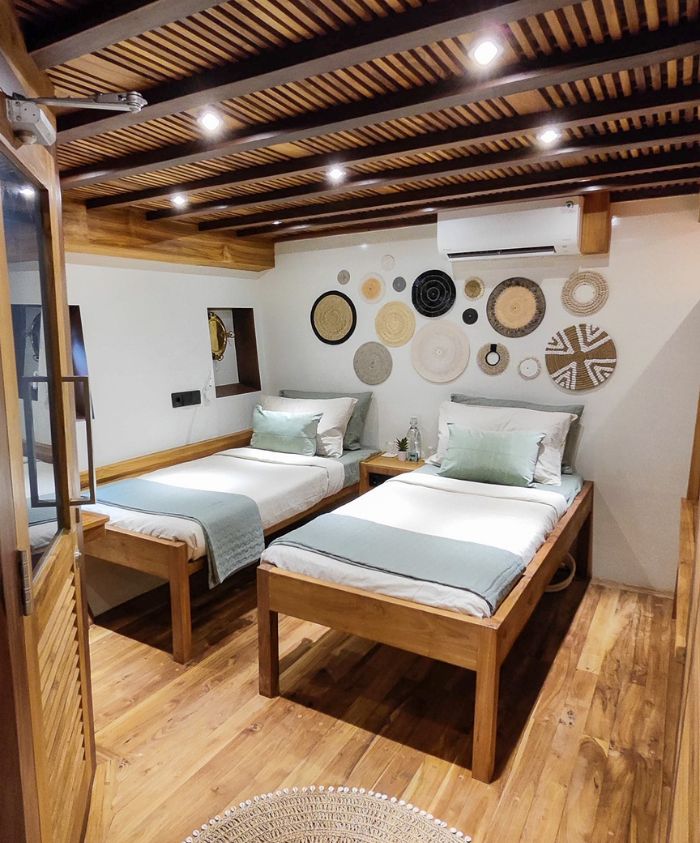 Cosy ensuite cabin aboard SILOINA phinisi surf charter yacht, Mentawai Islands