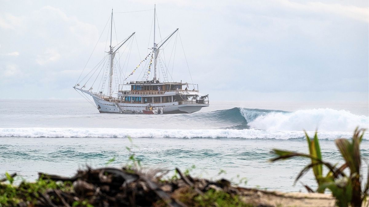 SILOINA 40-metre phinisi yacht built by the Konjo Boat Builders of Ara, Sulawesi